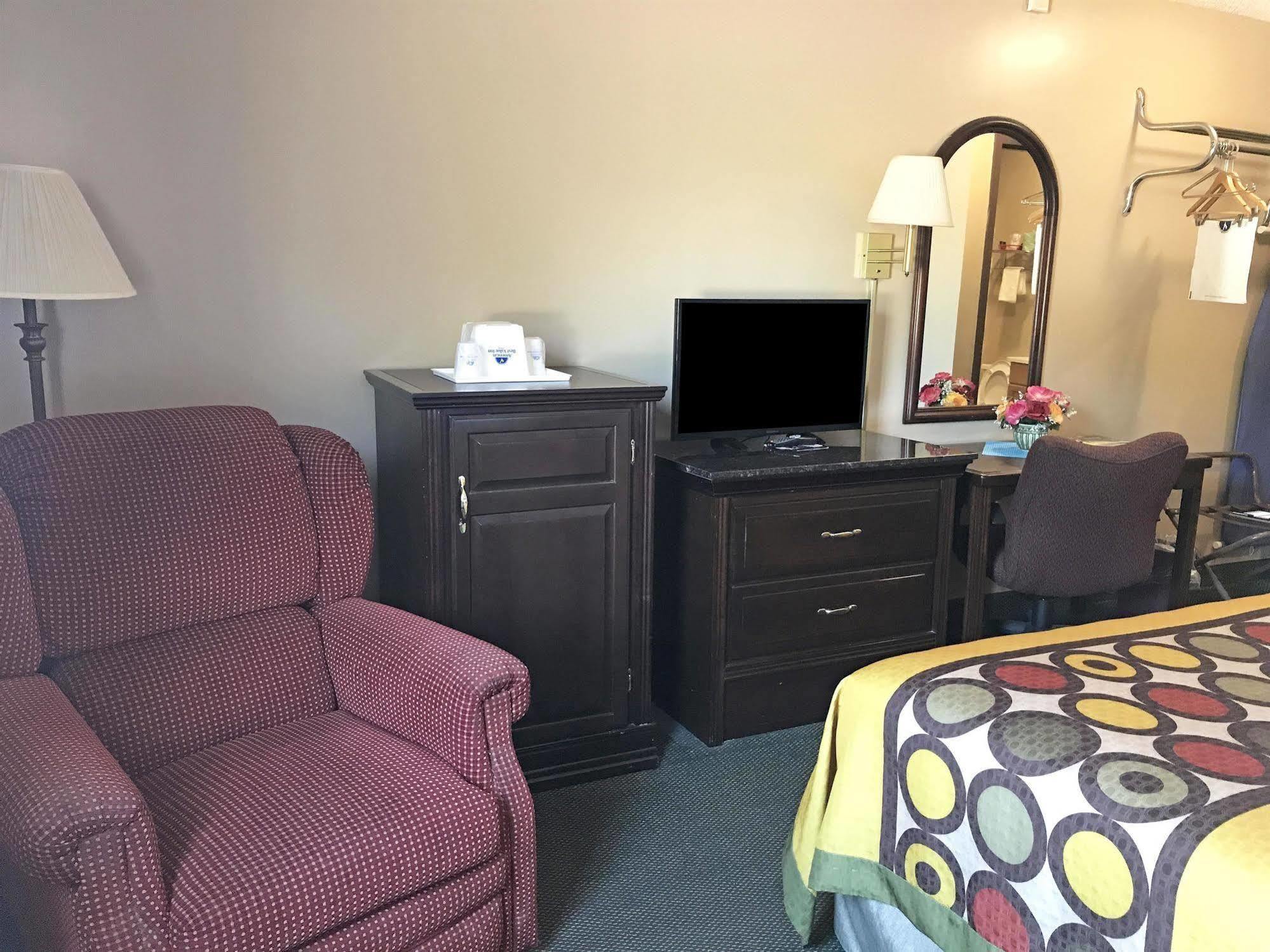 Americas Best Value Inn West Frankfort Екстериор снимка
